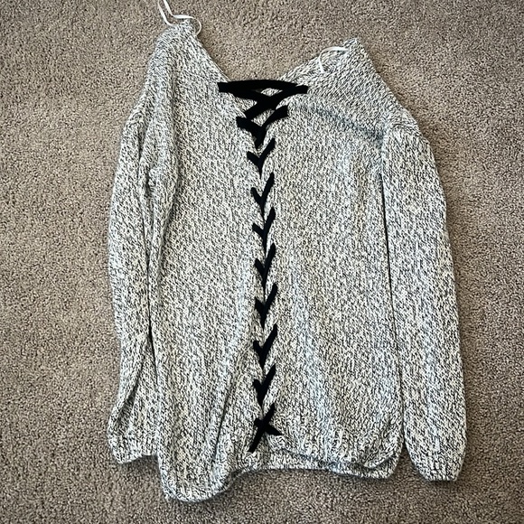 Cupcake clothing ltd, thick sweater with opening in the back - Picture 2 of 2